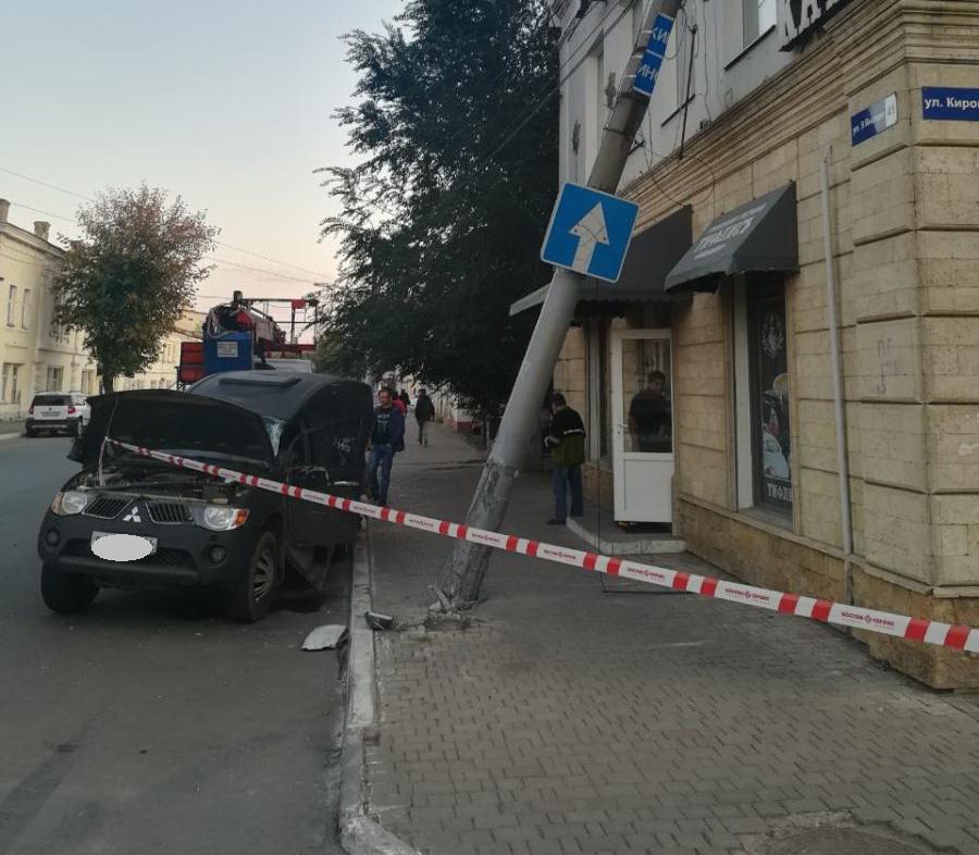 В центре Оренбурга иномарка сбила пешехода и врезалась в световую опору В центре Оренбурга иномарка сбила пешехода и врезалась в световую опору