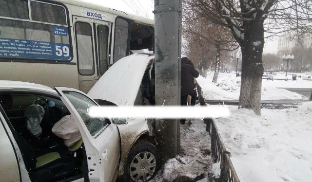 На Дзержинского Skoda врезалась в столб после столкновения с маршрутным ПАЗом На Дзержинского Skoda врезалась в столб после столкновения с маршрутным ПАЗом