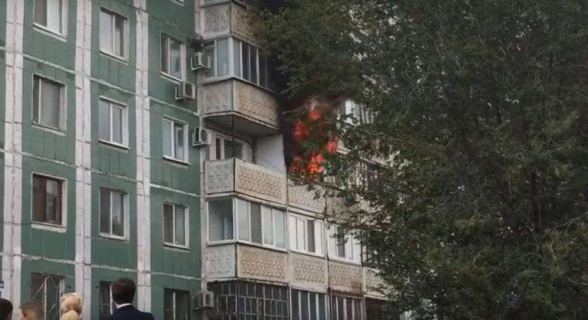 В Оренбурге на ул. Чкалова загорелась квартира в многоэтажке В Оренбурге на ул. Чкалова загорелась квартира в многоэтажке