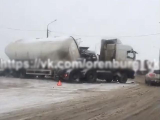 На Загородном шоссе автоцистерна столкнулась с иномаркой На Загородном шоссе автоцистерна столкнулась с иномаркой