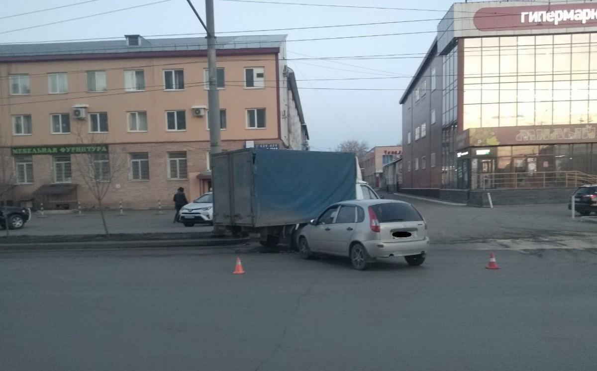 В Оренбурге на проспекте Победы столкнулись «Калина» и грузовая «Газель» В Оренбурге на проспекте Победы столкнулись «Калина» и грузовая «Газель»