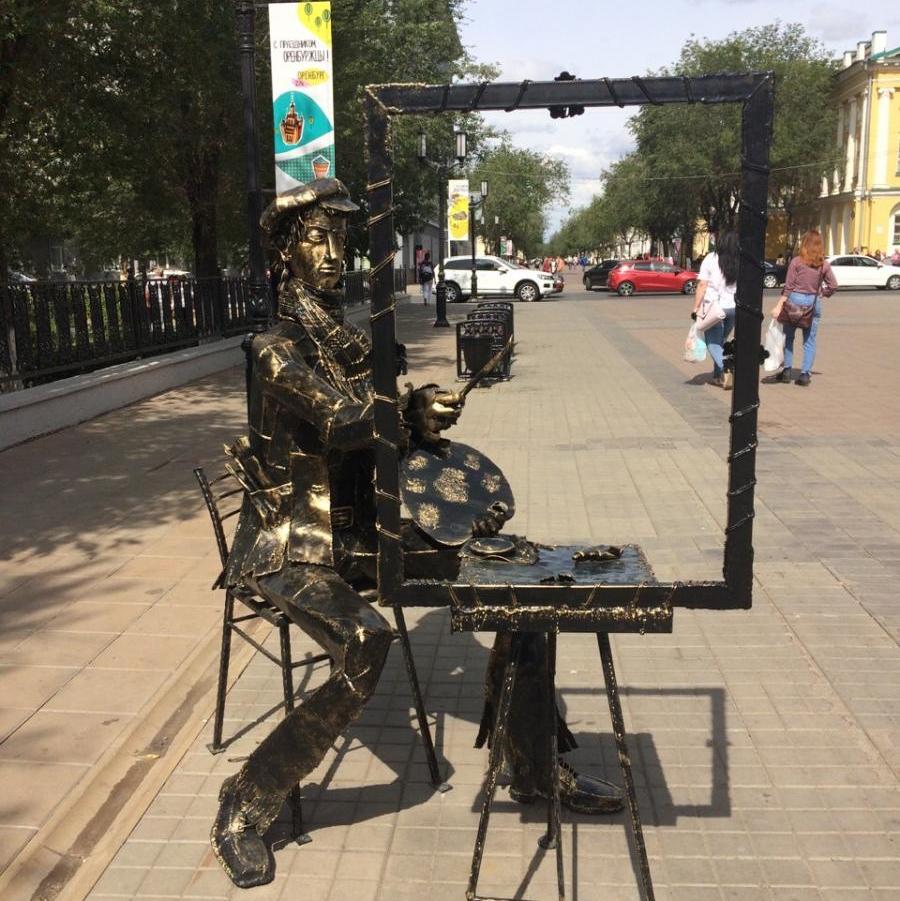 В Оренбурге скульптуру художника вернули на ул. Советскую после реставрации В Оренбурге скульптуру художника вернули на ул. Советскую после реставрации