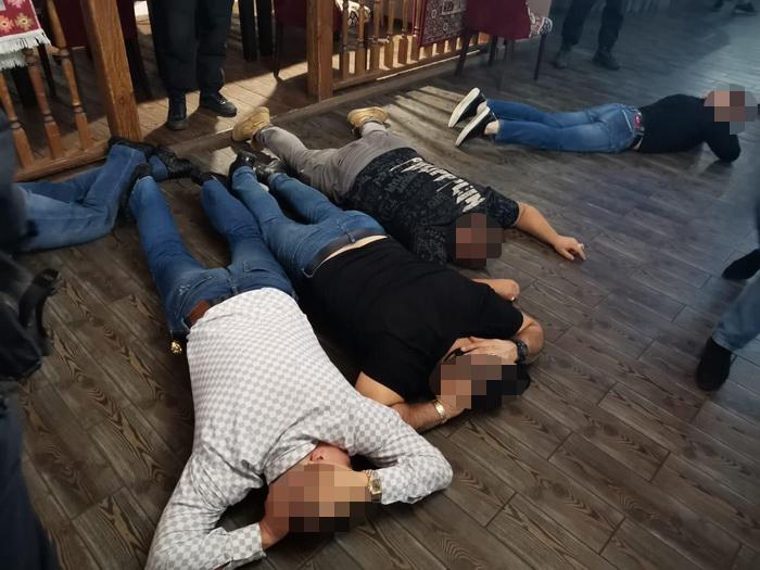 В Оренбурге задержали группу вооруженных людей В Оренбурге задержали группу вооруженных людей