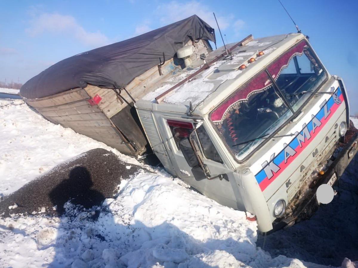 Под Бузулуком полицейские вызволили КАМАЗ, съехавший в кювет Под Бузулуком полицейские вызволили КАМАЗ, съехавший в кювет