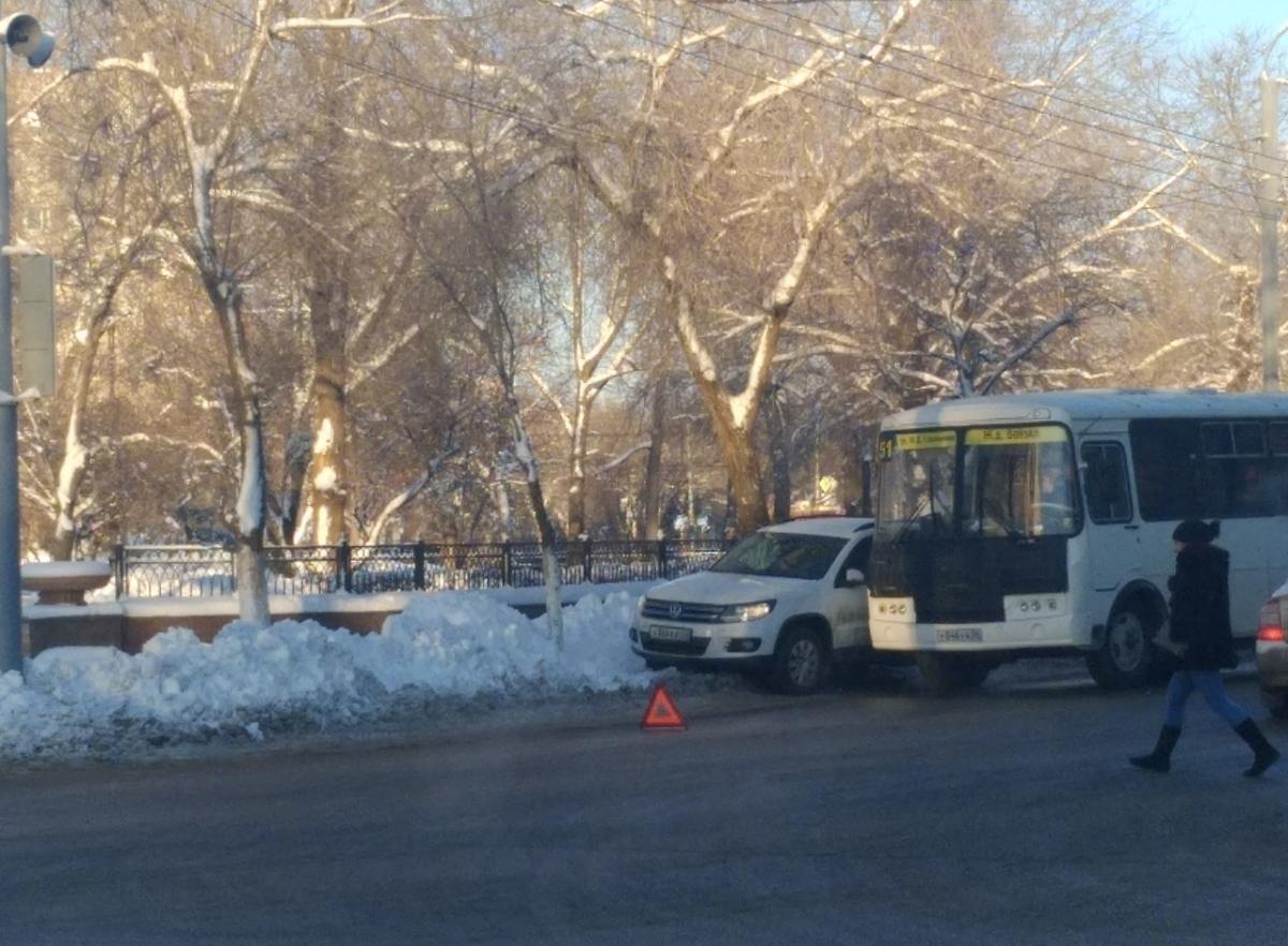 Напротив Дома Советов пассажирский автобус попал в ДТП Напротив Дома Советов пассажирский автобус попал в ДТП