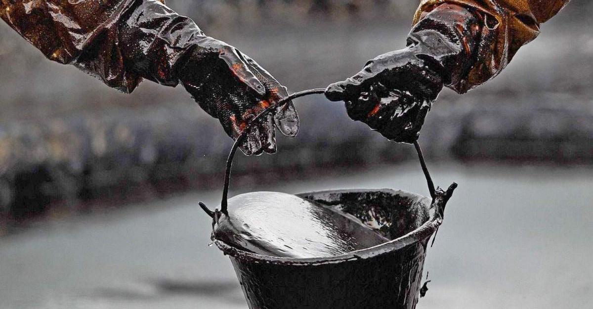 В Курманаевском районе двое сотрудников предприятия похитили 8 тонн нефти В Курманаевском районе двое сотрудников предприятия похитили 8 тонн нефти