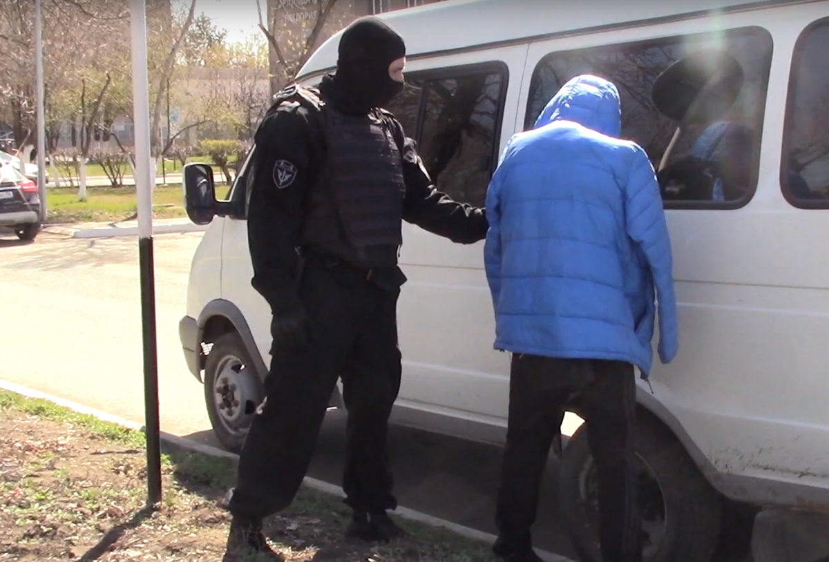 В Оренбурге полицейские задержали пассажира такси с гранатой В Оренбурге полицейские задержали пассажира такси с гранатой