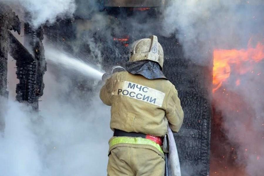 В Орске из пожара в квартире спасена женщина В Орске из пожара в квартире спасена женщина