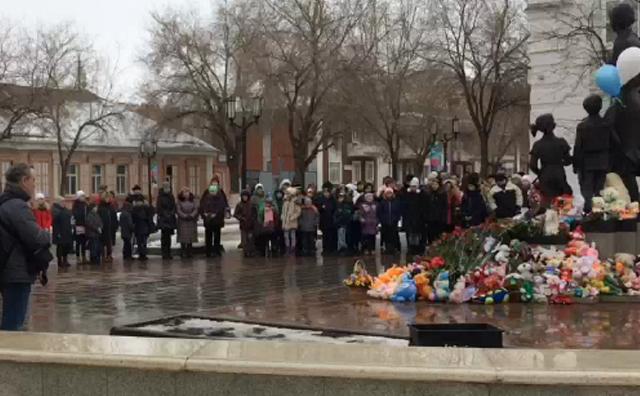 В Оренбурге прошла минута молчания в память о погибших в Кемерово В Оренбурге прошла минута молчания в память о погибших в Кемерово