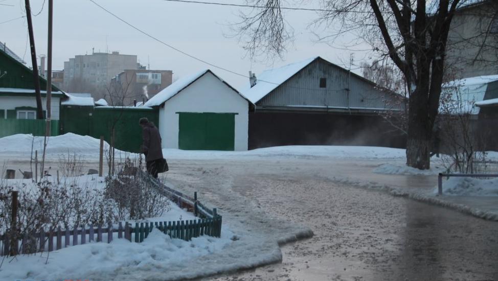 В Орске из-за коммунальной аварии несколько дворов оказались в воде В Орске из-за коммунальной аварии несколько дворов оказались в воде