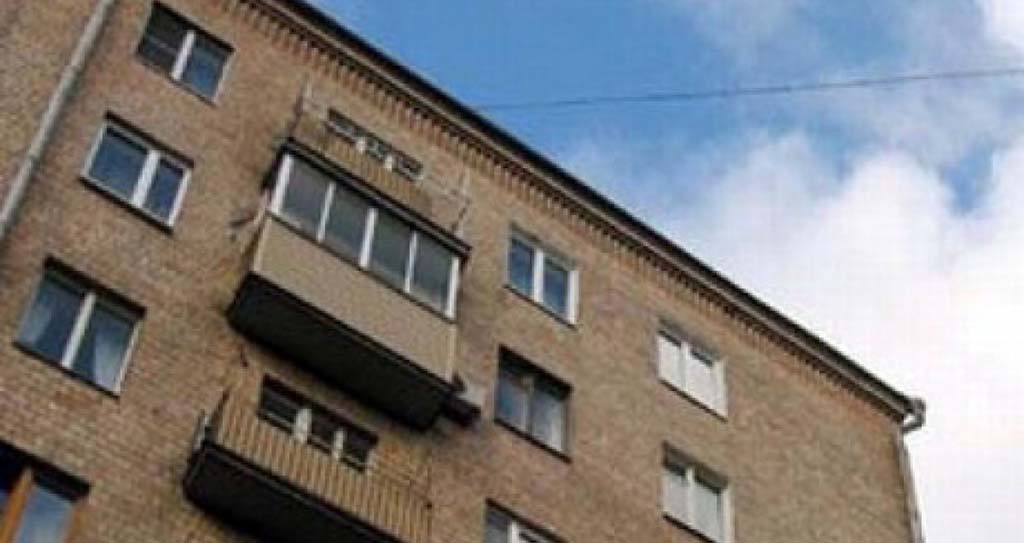 В попытке самоубийства новотройчанин спрыгнул с балкона