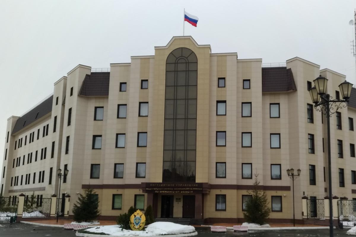 Автомобилисты вновь жалуются на очереди на границе Казахстана с Оренбуржьем Автомобилисты вновь жалуются на очереди на границе Казахстана с Оренбуржьем