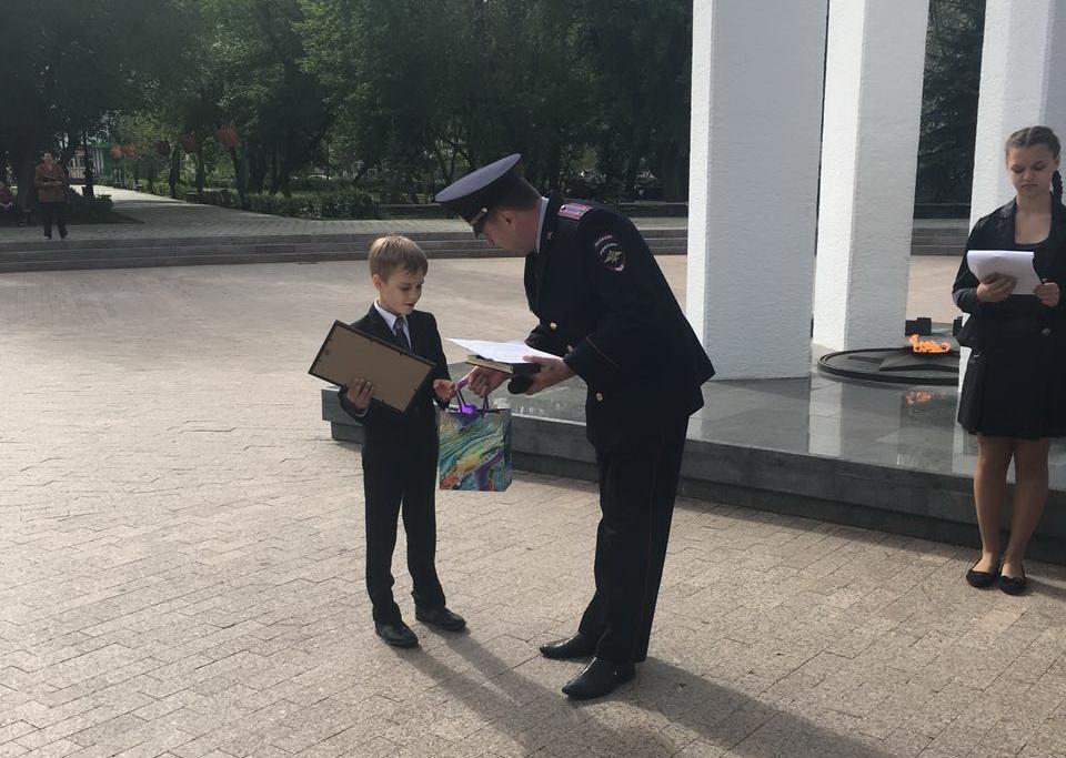В Оренбурге полицейские поздравили школьников с окончанием учебного года В Оренбурге полицейские поздравили школьников с окончанием учебного года