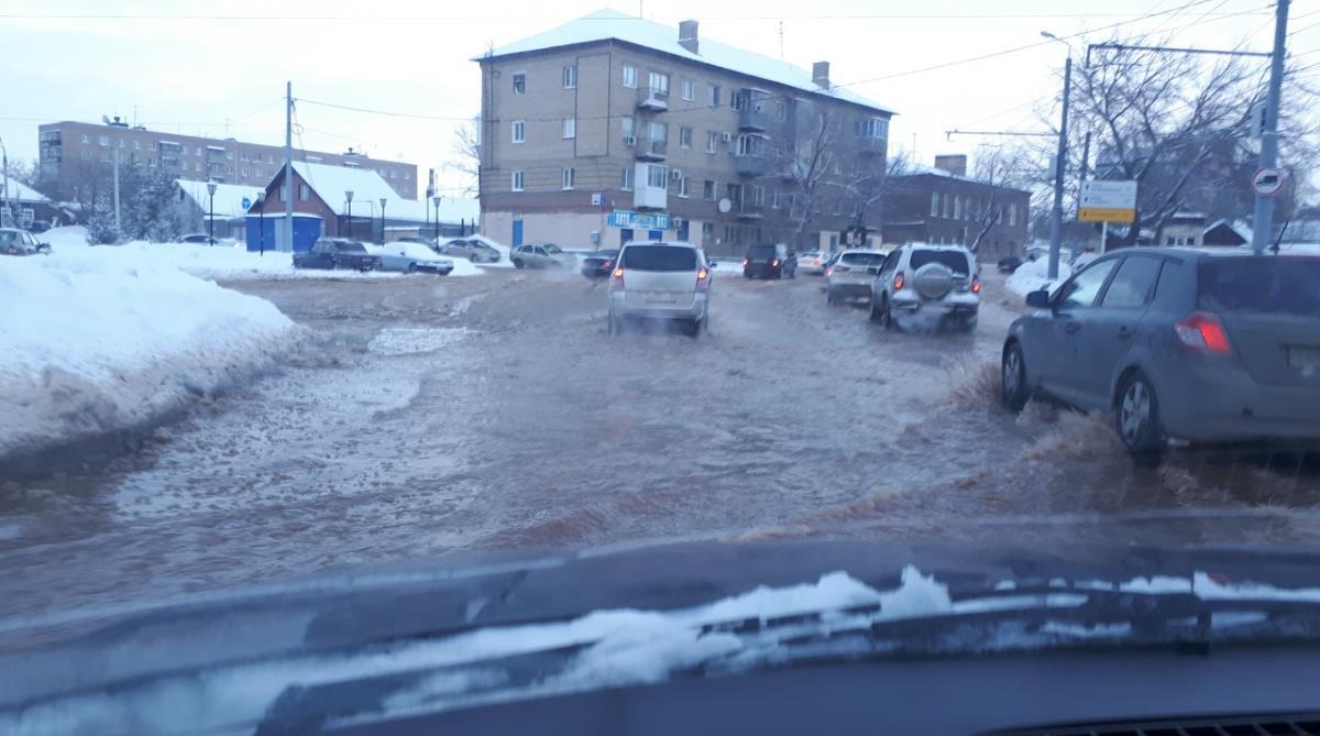 В Оренбурге из-за утечки на водопроводе «поплыла» ул. Максима Горького В Оренбурге из-за утечки на водопроводе «поплыла» ул. Максима Горького