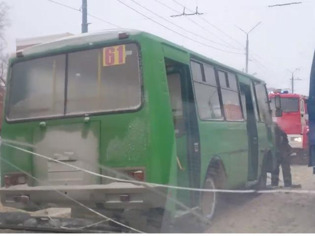 Напротив роддома на ул. 8 Марта загорелся автобус Напротив роддома на ул. 8 Марта загорелся автобус