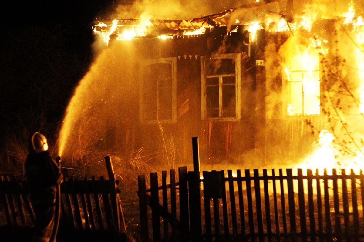 В Оренбуржье спасатели вывели из горящего дома пенсионерку В Оренбуржье спасатели вывели из горящего дома пенсионерку