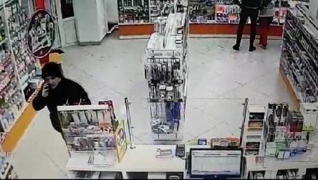 Полицейские разыскивают мужчину, подозреваемого в ограблении аптеки в Оренбурге Полицейские разыскивают мужчину, подозреваемого в ограблении аптеки в Оренбурге