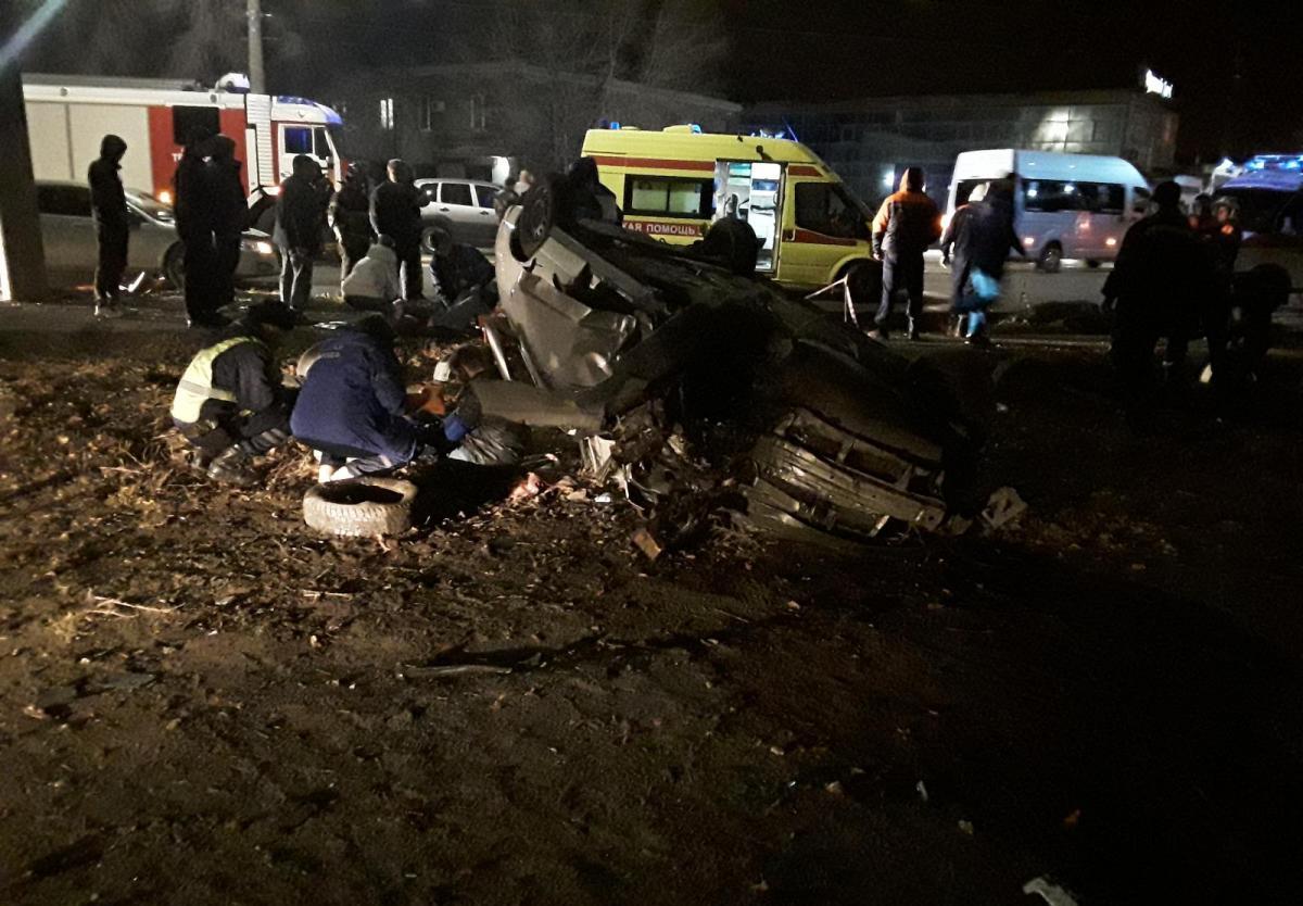 В Орске ВАЗ опрокинулся на крышу, пострадали 5 человек В Орске ВАЗ опрокинулся на крышу, пострадали 5 человек