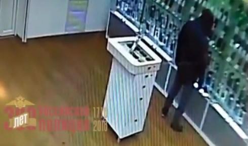Попавший на видео грабитель в салоне связи сдался полиции Попавший на видео грабитель в салоне связи сдался полиции