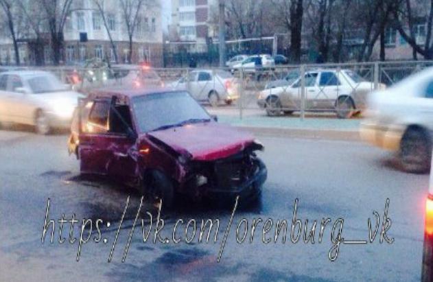 На Терешковой ВАЗ врезался в ограждение и несколько раз перевернулся На Терешковой ВАЗ врезался в ограждение и несколько раз перевернулся