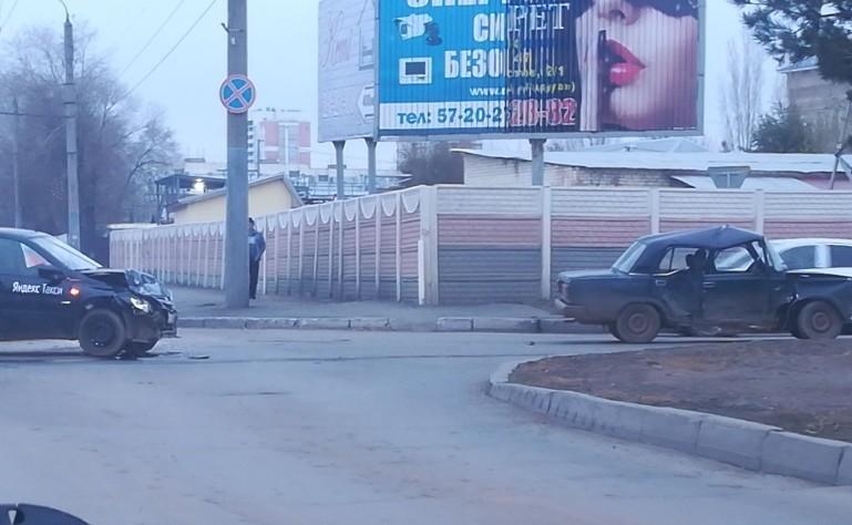 На Терешковой столкнулись автомобиль такси и ВАЗ На Терешковой столкнулись автомобиль такси и ВАЗ