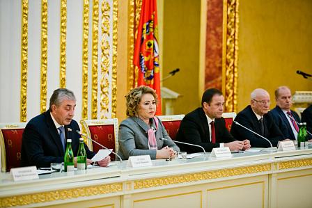 Валентина Матвиенко вручила почетные грамоты оренбургским депутатам Валентина Матвиенко вручила почетные грамоты оренбургским депутатам